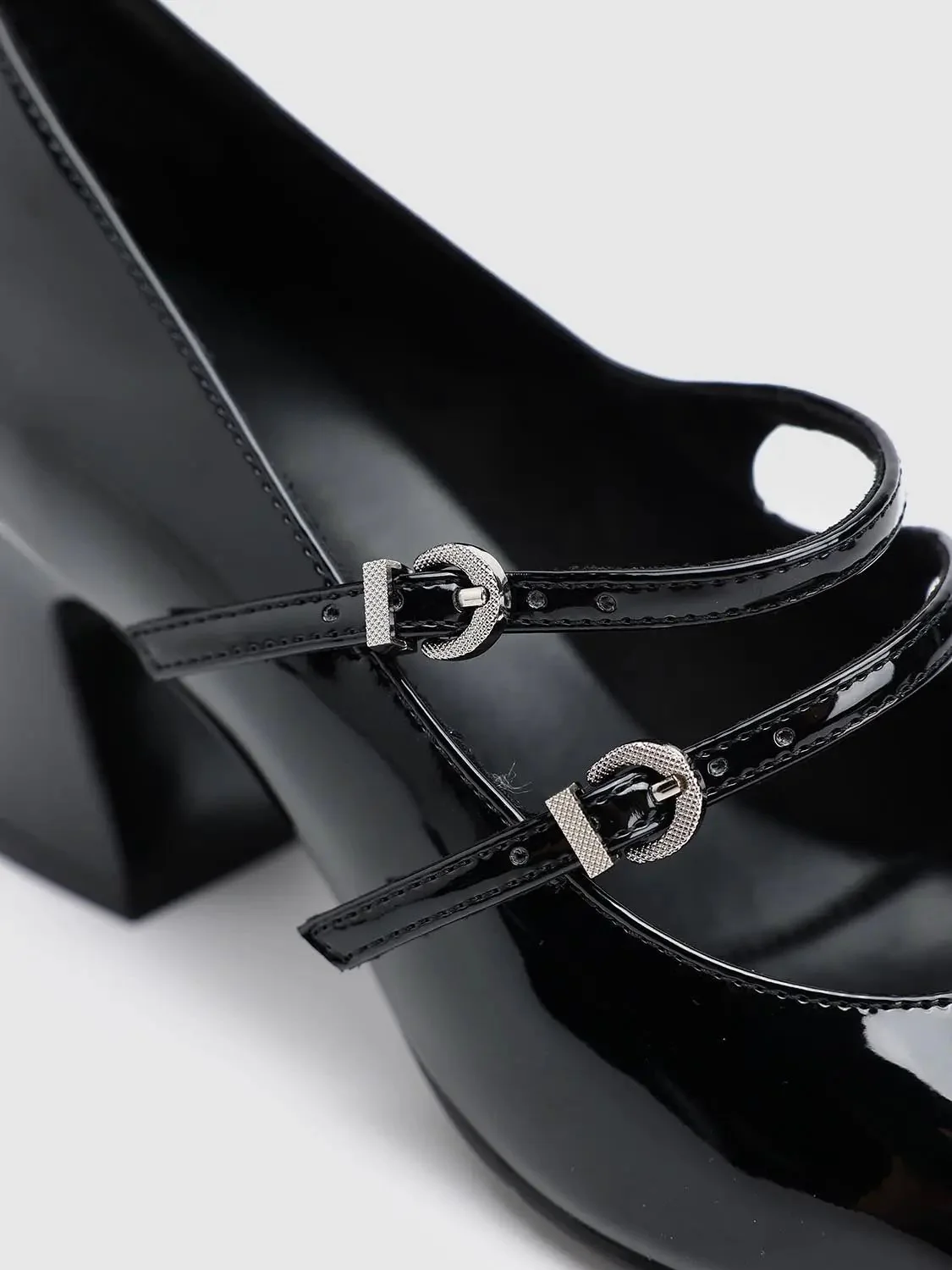 22878-strappy-chunky-heeled-pumps-14.webp Strappy Chunky Heeled Pumps