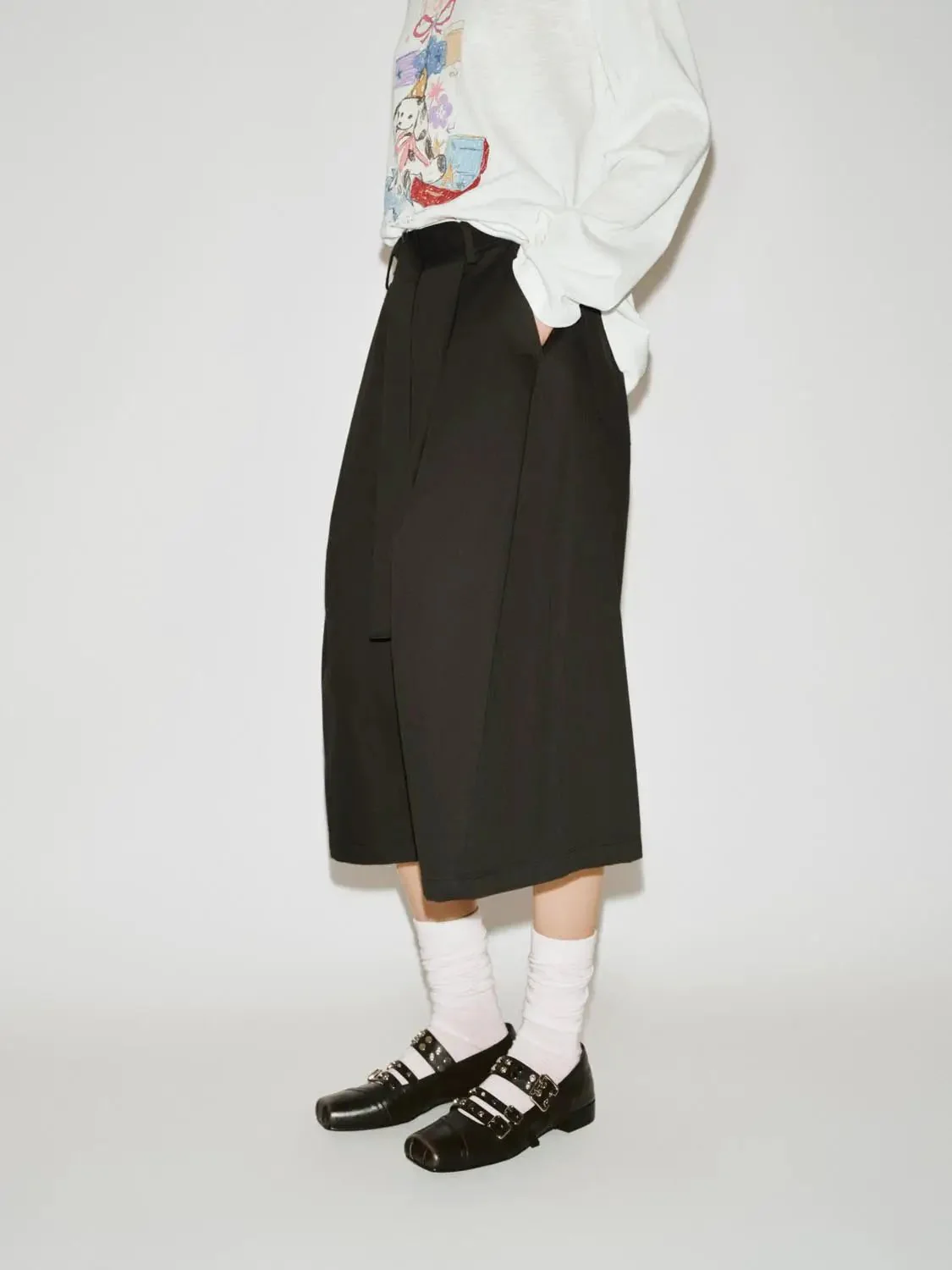 23150-pleated-cropped-barrel-leg-pants-3.webp Pleated Cropped Barrel Leg Pants