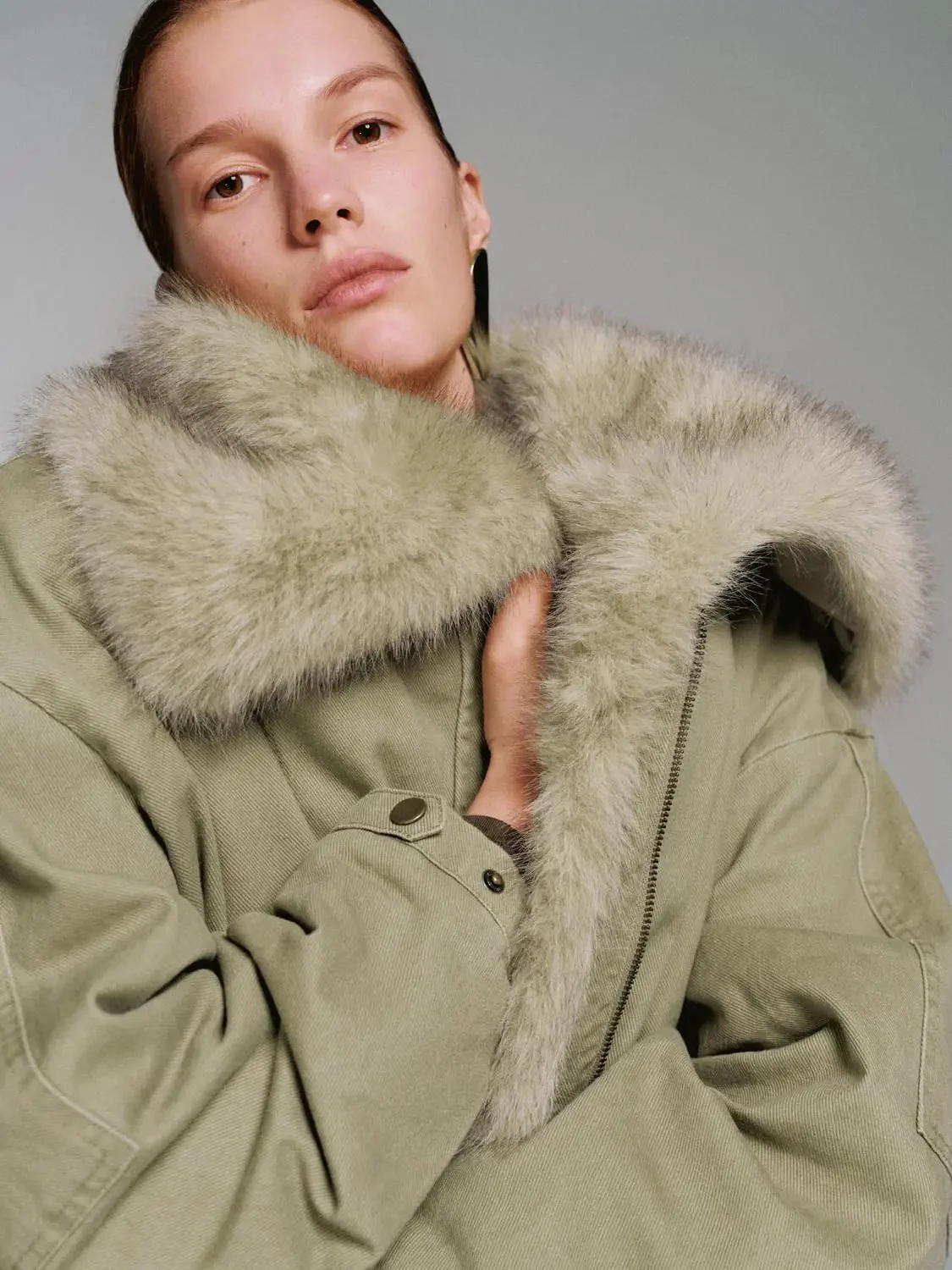 23637-faux-fur-large-collar-padded-jackets-3.webp Faux Fur Large Collar Padded Jackets