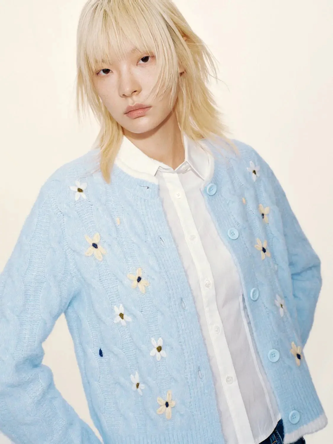 23677-contrast-trim-flower-embroidered-cardigan-3.webp Contrast Trim Flower Embroidered Cardigan