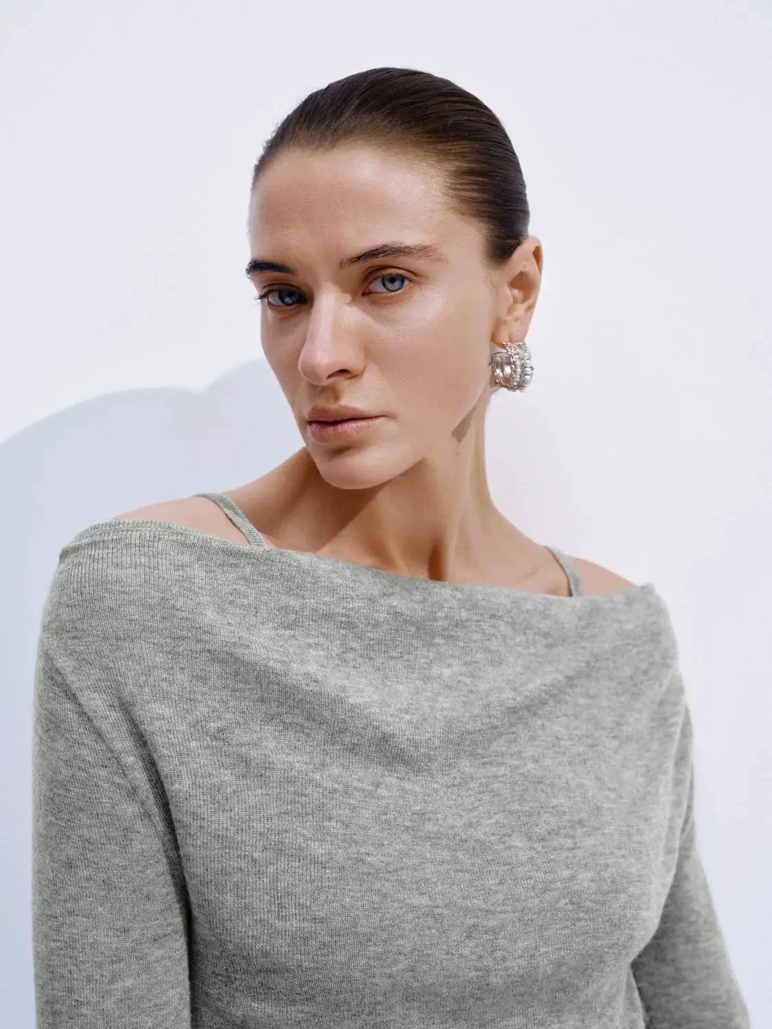 23725-off-shoulder-ruched-long-sleeve-knitted-t-shirts-3.webp Off Shoulder Ruched Long Sleeve Knitted T-Shirts