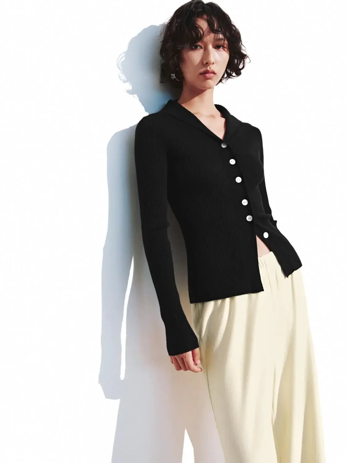 23770-large-collar-slim-fit-knitted-cardigans-2.webp Large Collar Slim Fit Knitted Cardigans