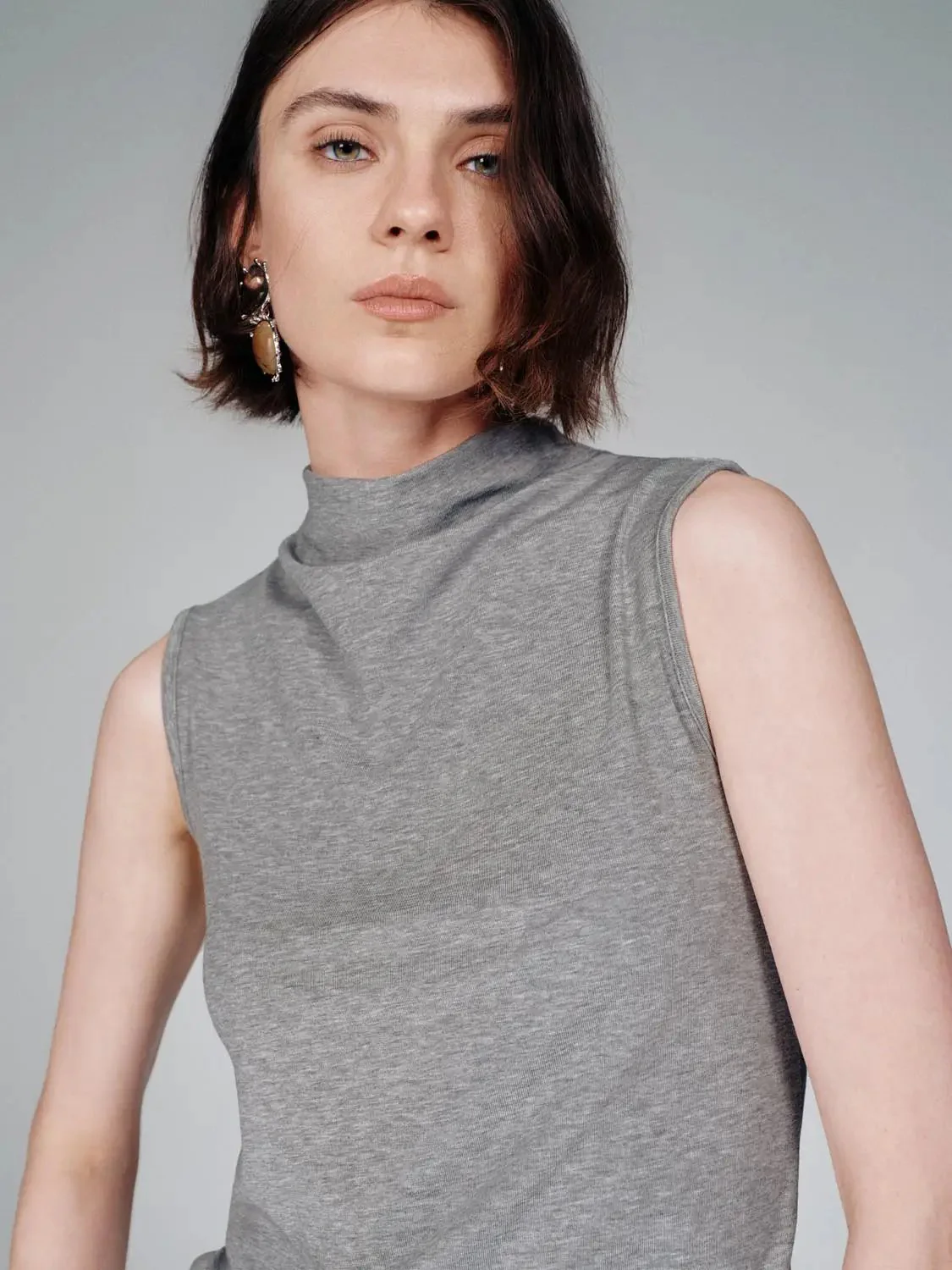 24212-breathable-lyocell-mock-neck-casual-tank-top-11.webp Breathable Lyocell Mock Neck Casual Tank Top