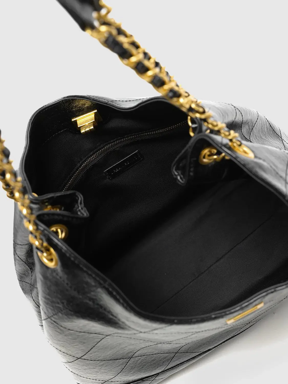 24326-elegant-chain-detail-faux-leather-shoulder-bags-4.webp Elegant Chain Detail Faux Leather Shoulder Bags