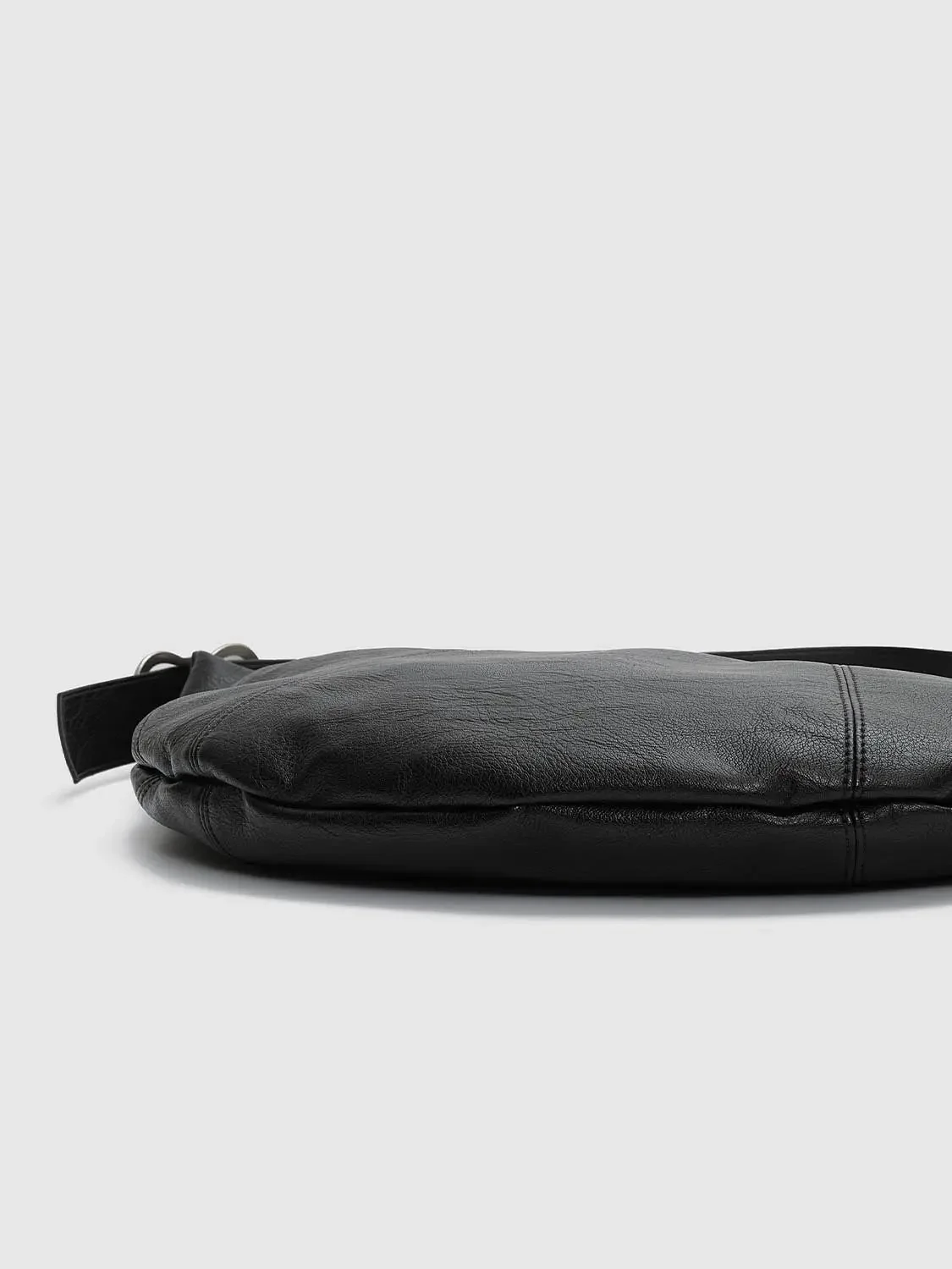 24405-oversize-crescent-shoulder-bags-4.webp Oversize Crescent Shoulder Bags