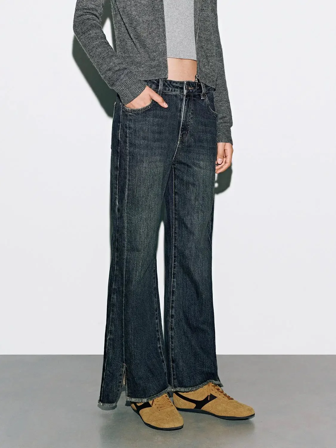 2587-raw-hem-flare-leg-jeans-3.webp Raw Hem Flare Leg Jeans