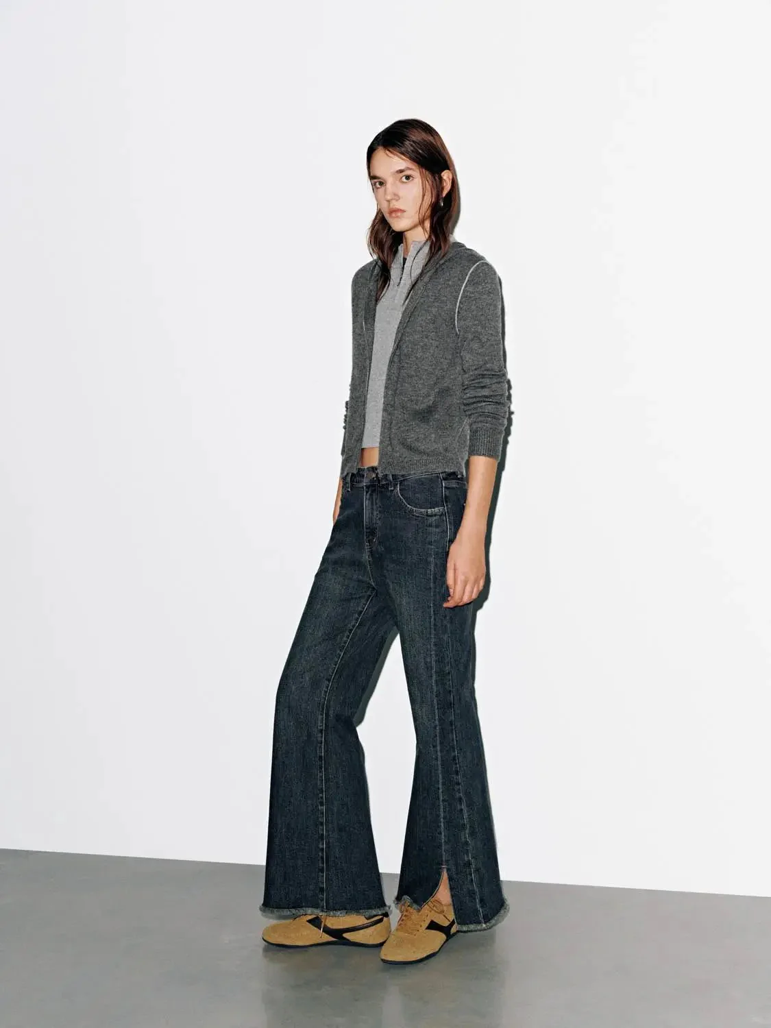 2587-raw-hem-flare-leg-jeans-6.webp Raw Hem Flare Leg Jeans