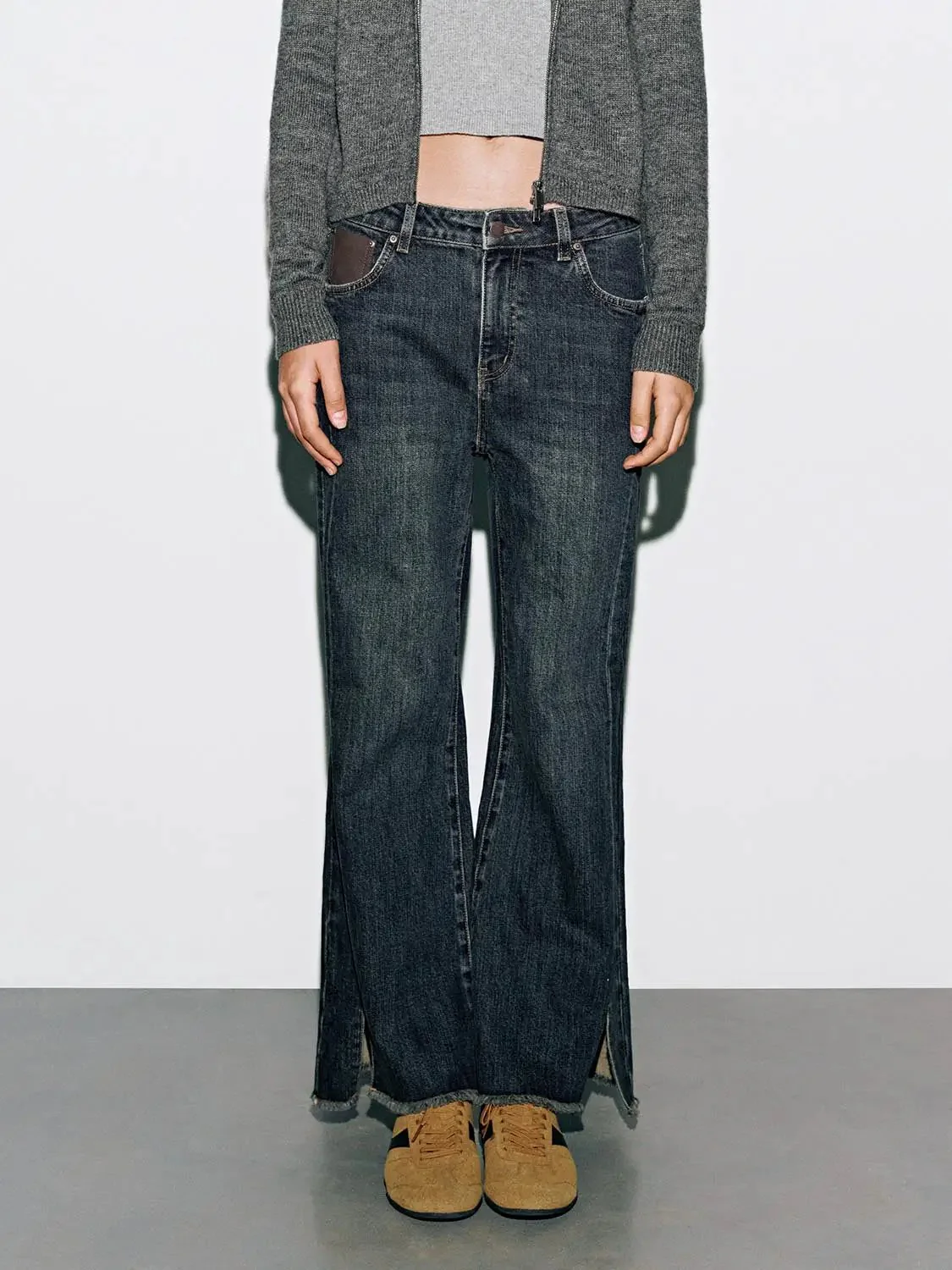 2587-raw-hem-flare-leg-jeans-9.webp Raw Hem Flare Leg Jeans