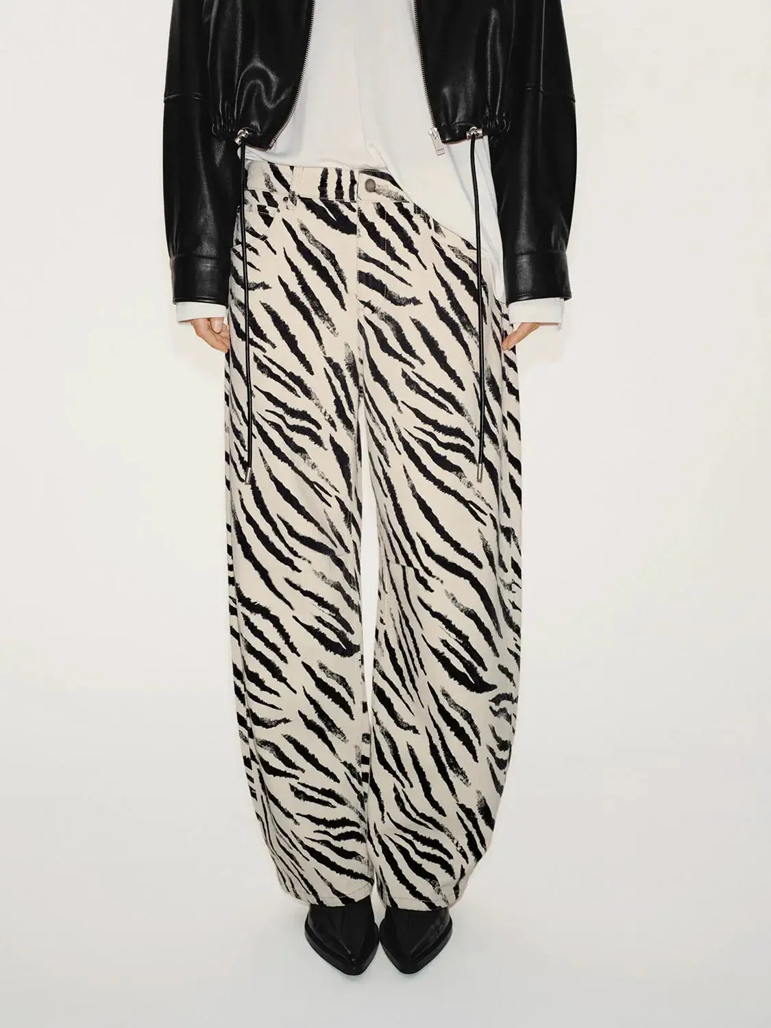 2671-cotton-blend-zebra-print-barrel-leg-jeans-1.webp Cotton Blend Zebra Print Barrel Leg Jeans