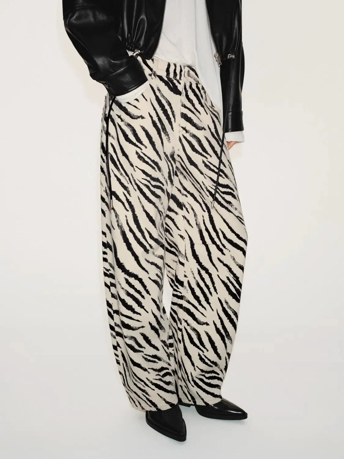 2671-cotton-blend-zebra-print-barrel-leg-jeans-3.webp Cotton Blend Zebra Print Barrel Leg Jeans