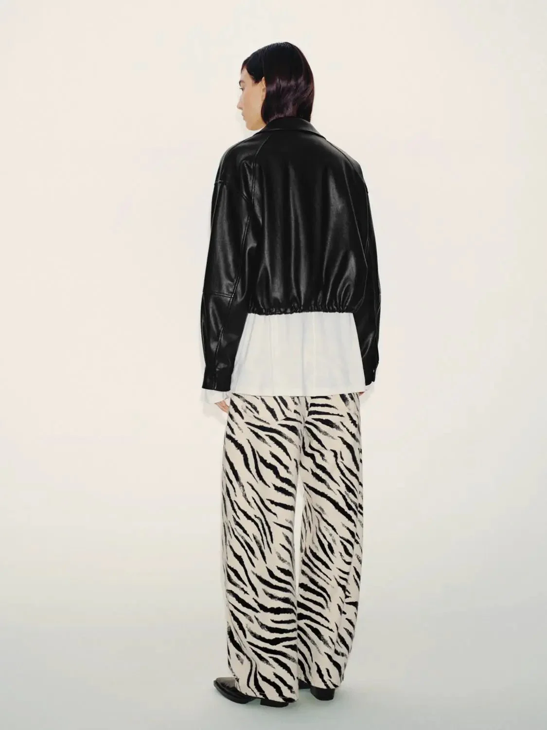 2671-cotton-blend-zebra-print-barrel-leg-jeans-4.webp Cotton Blend Zebra Print Barrel Leg Jeans