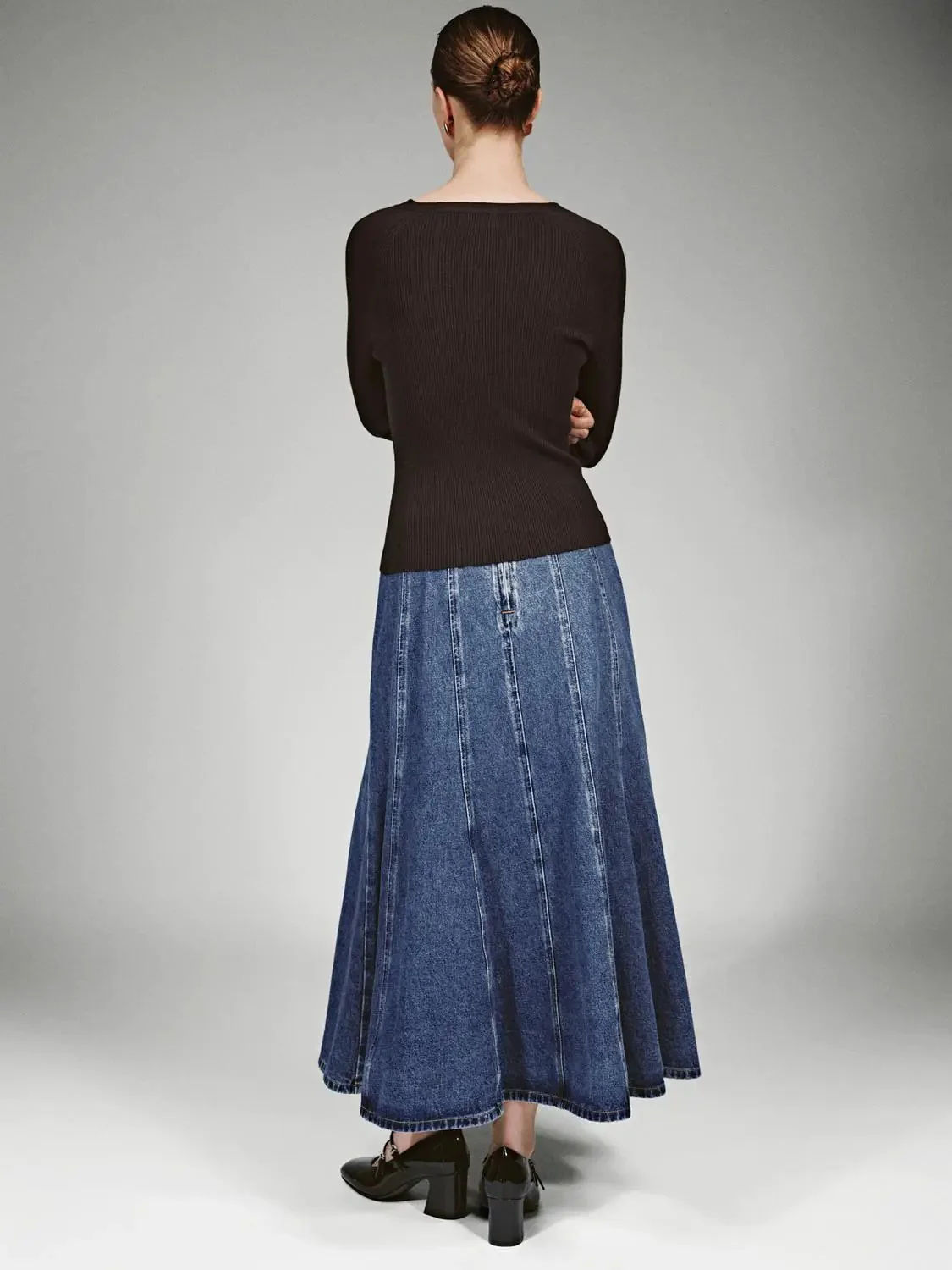 2685-cotton-belted-pleated-seam-detail-denim-maxi-skirts-4.webp Cotton Belted Pleated Seam Detail Denim Maxi Skirts