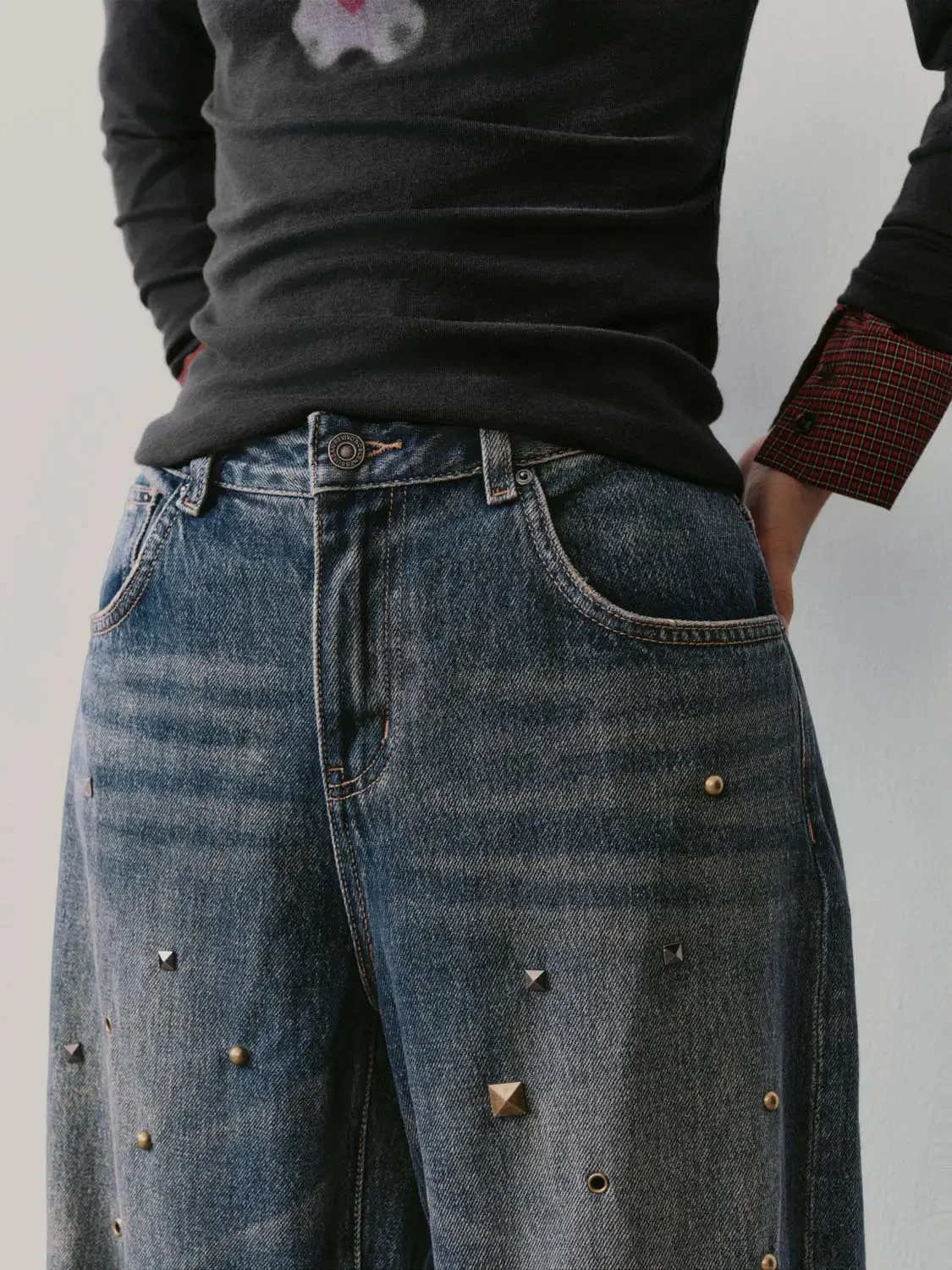 2918-studded-barrel-leg-jeans-5.webp Studded Barrel Leg Jeans