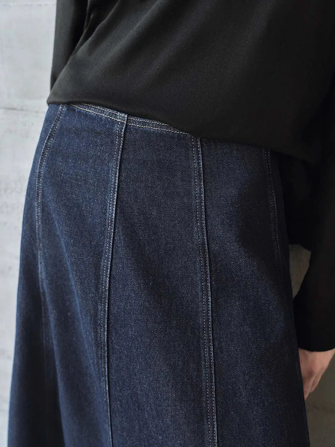 292-cotton-denim-midi-skirt-with-frayed-hem-detailing-4.webp Cotton Denim Midi Skirt With Frayed Hem Detailing