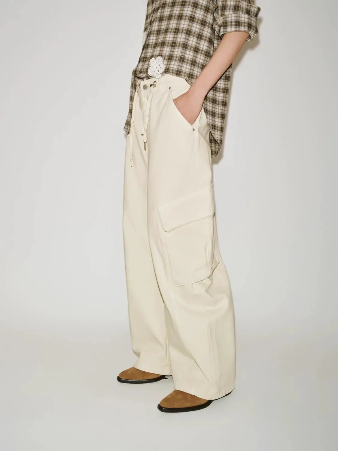 3060-drawstring-flap-pocket-barrel-leg-cargo-jeans-3.webp Drawstring Flap Pocket Barrel Leg Cargo Jeans