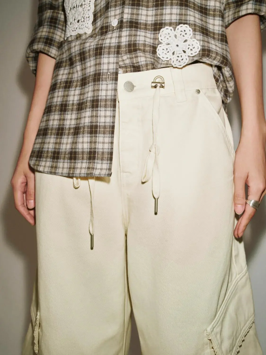 3060-drawstring-flap-pocket-barrel-leg-cargo-jeans-4.webp Drawstring Flap Pocket Barrel Leg Cargo Jeans