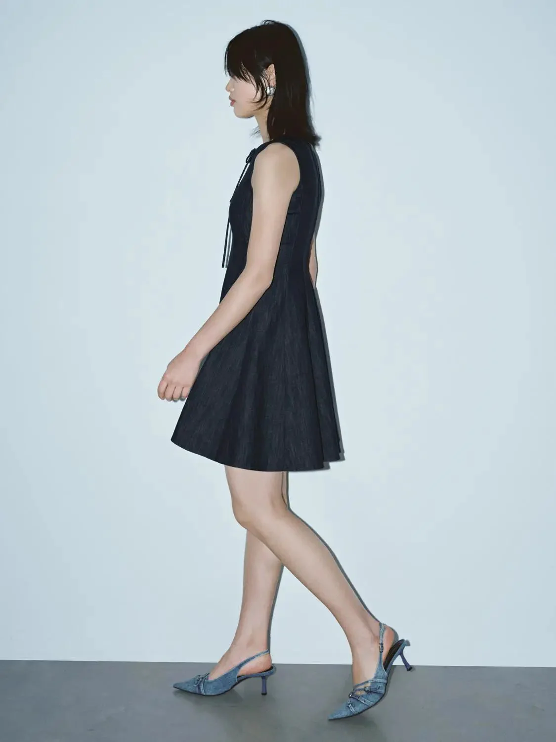 3090-lace-up-sleeveless-denim-midi-dresses-4.webp Lace-Up Sleeveless Denim Midi Dresses