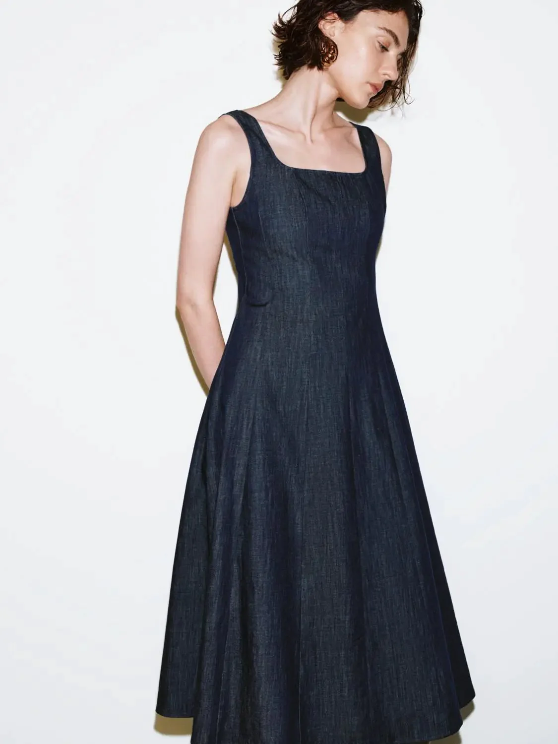 3155-scoop-neck-sleeveless-denim-dresses-2.webp Scoop Neck Sleeveless Denim Dresses
