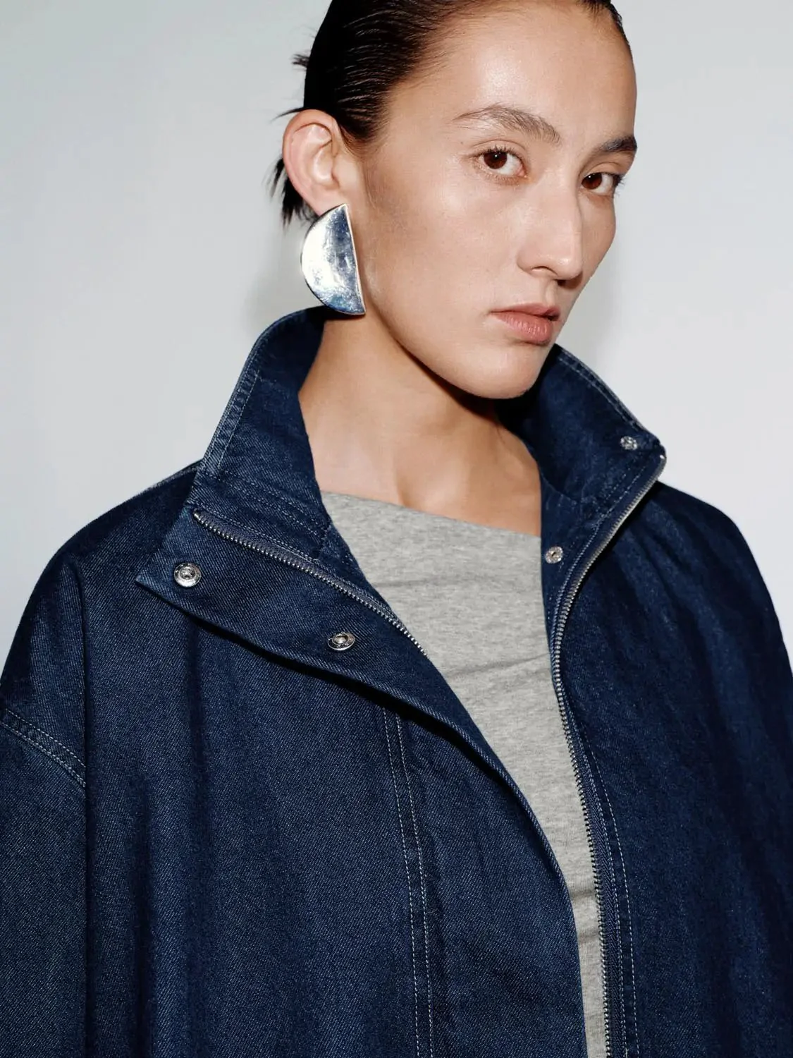 3221-mock-neck-loose-fit-denim-jackets-3.webp Mock Neck Loose Fit Denim Jackets