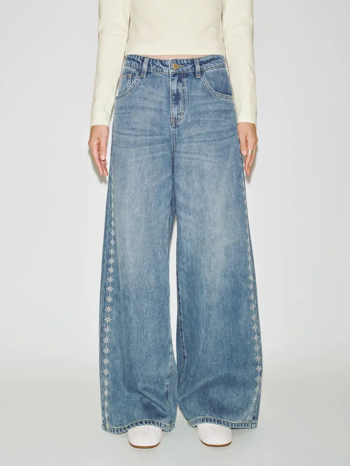 3350-floral-embroidered-wide-leg-jeans-1.webp Floral Embroidered Wide Leg Jeans