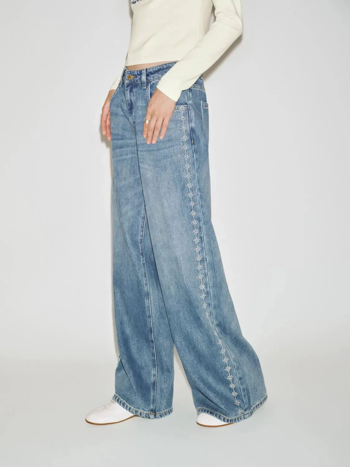 3350-floral-embroidered-wide-leg-jeans-3.webp Floral Embroidered Wide Leg Jeans