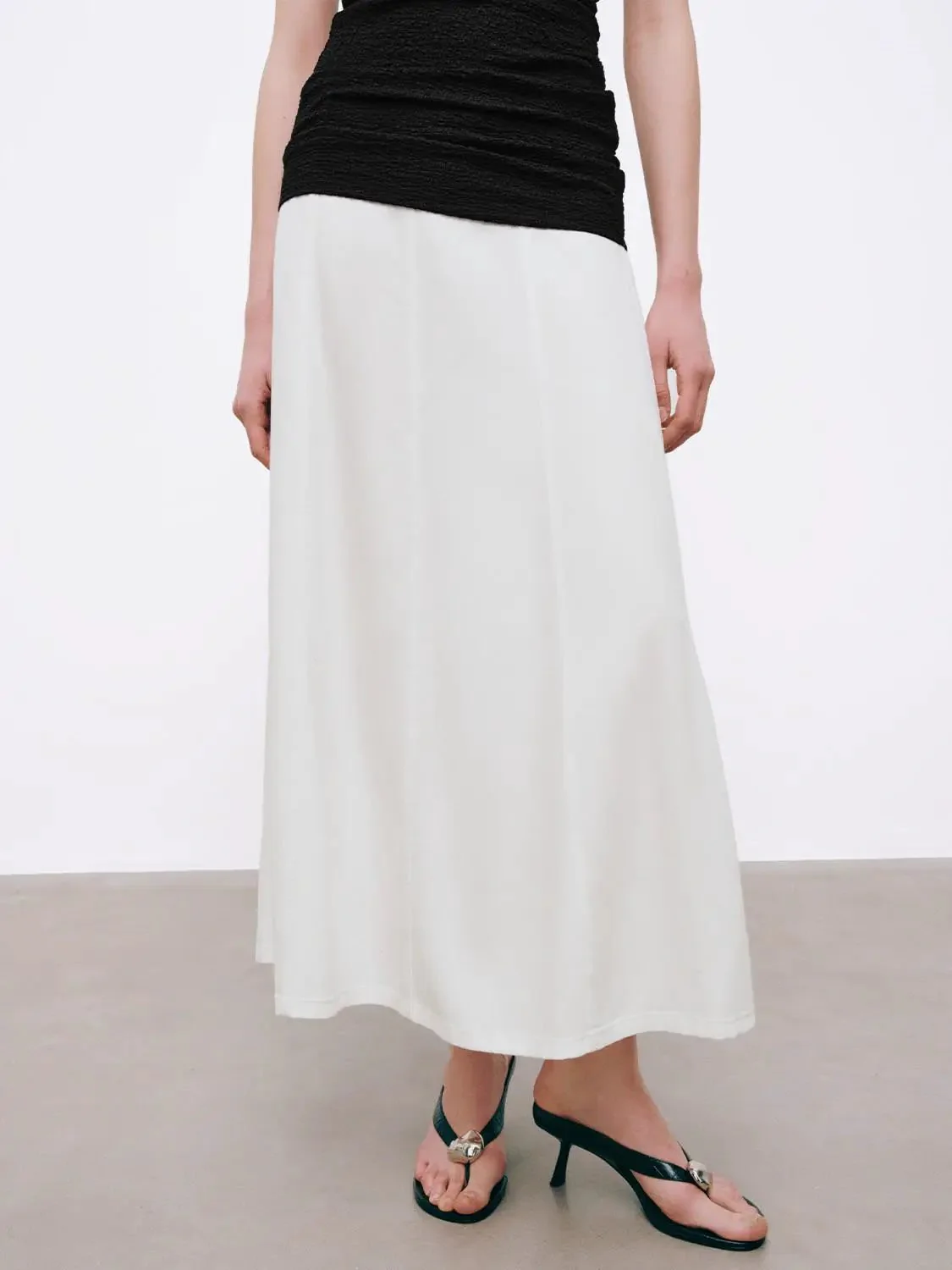 3492-elegant-lightweight-lyocell-seamed-white-midi-skirt-1.webp Elegant Lightweight Lyocell Seamed White Midi Skirt