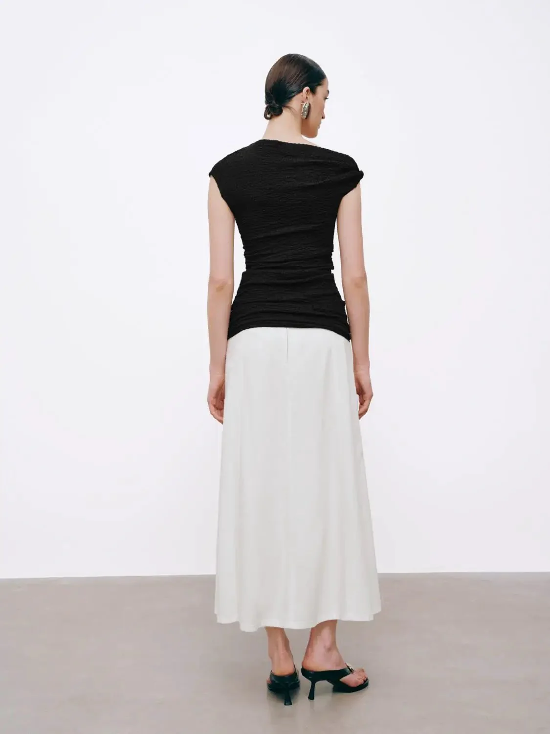 3492-elegant-lightweight-lyocell-seamed-white-midi-skirt-4.webp Elegant Lightweight Lyocell Seamed White Midi Skirt