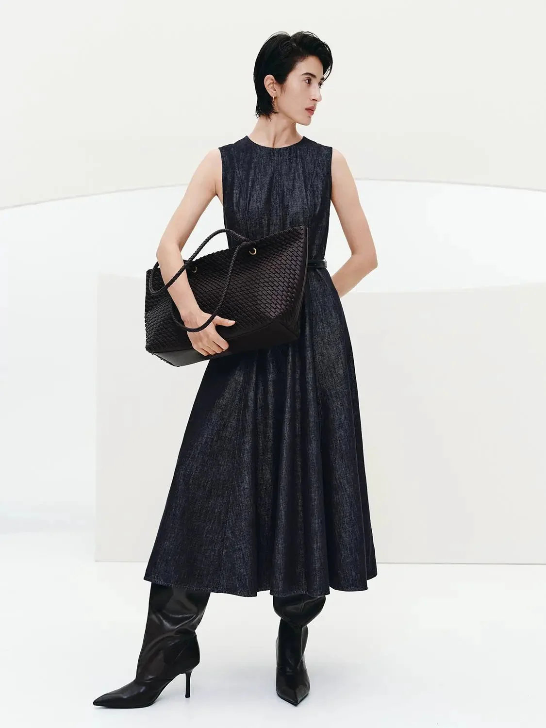 3604-belted-sleeveless-denim-midi-dresses-1.webp Belted Sleeveless Denim Midi Dresses
