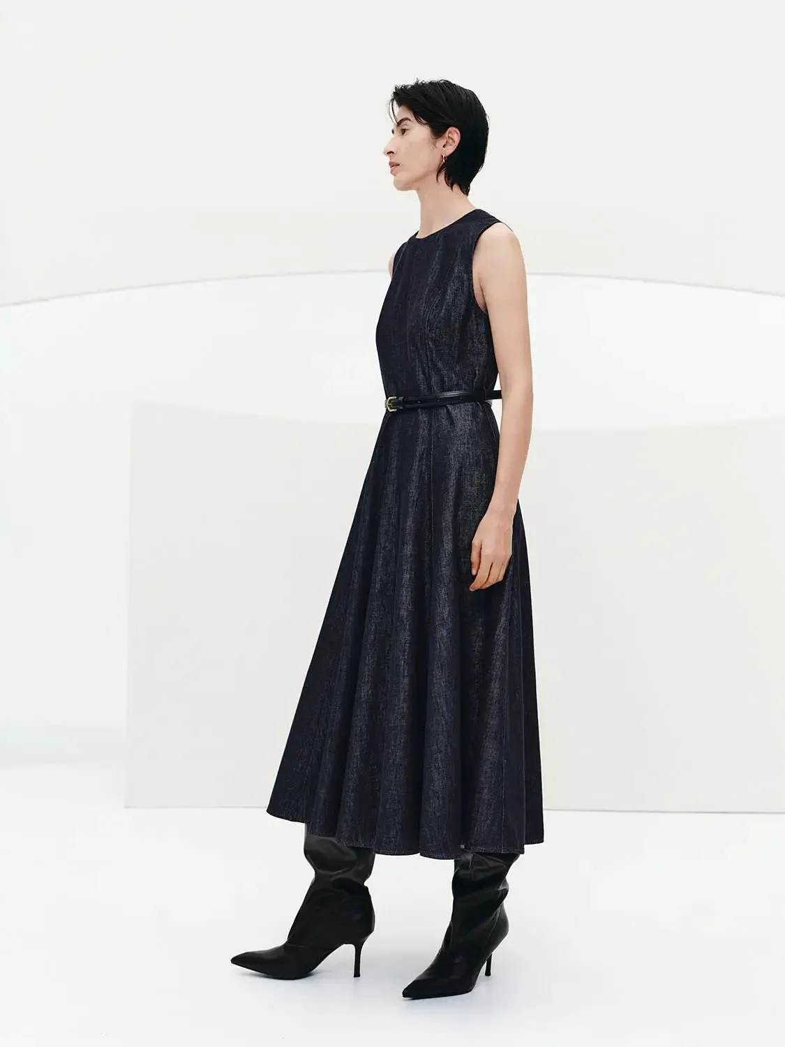 3604-belted-sleeveless-denim-midi-dresses-5.webp Belted Sleeveless Denim Midi Dresses