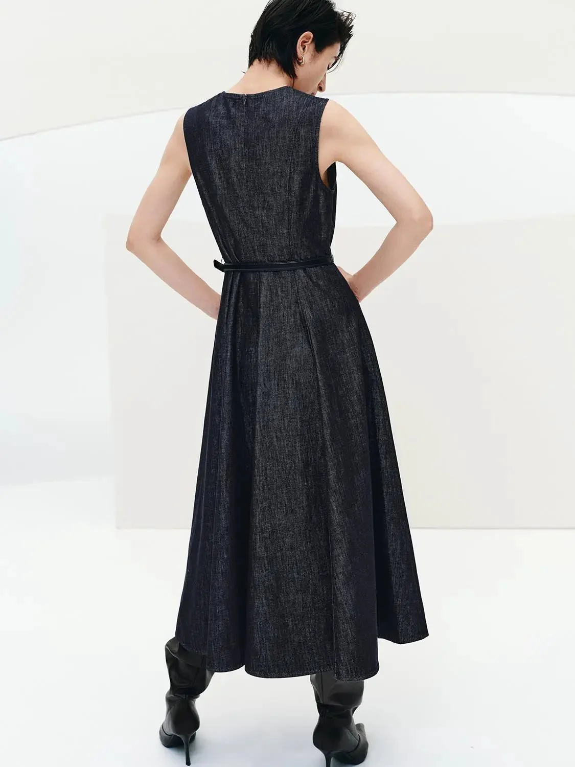 3604-belted-sleeveless-denim-midi-dresses-6.webp Belted Sleeveless Denim Midi Dresses