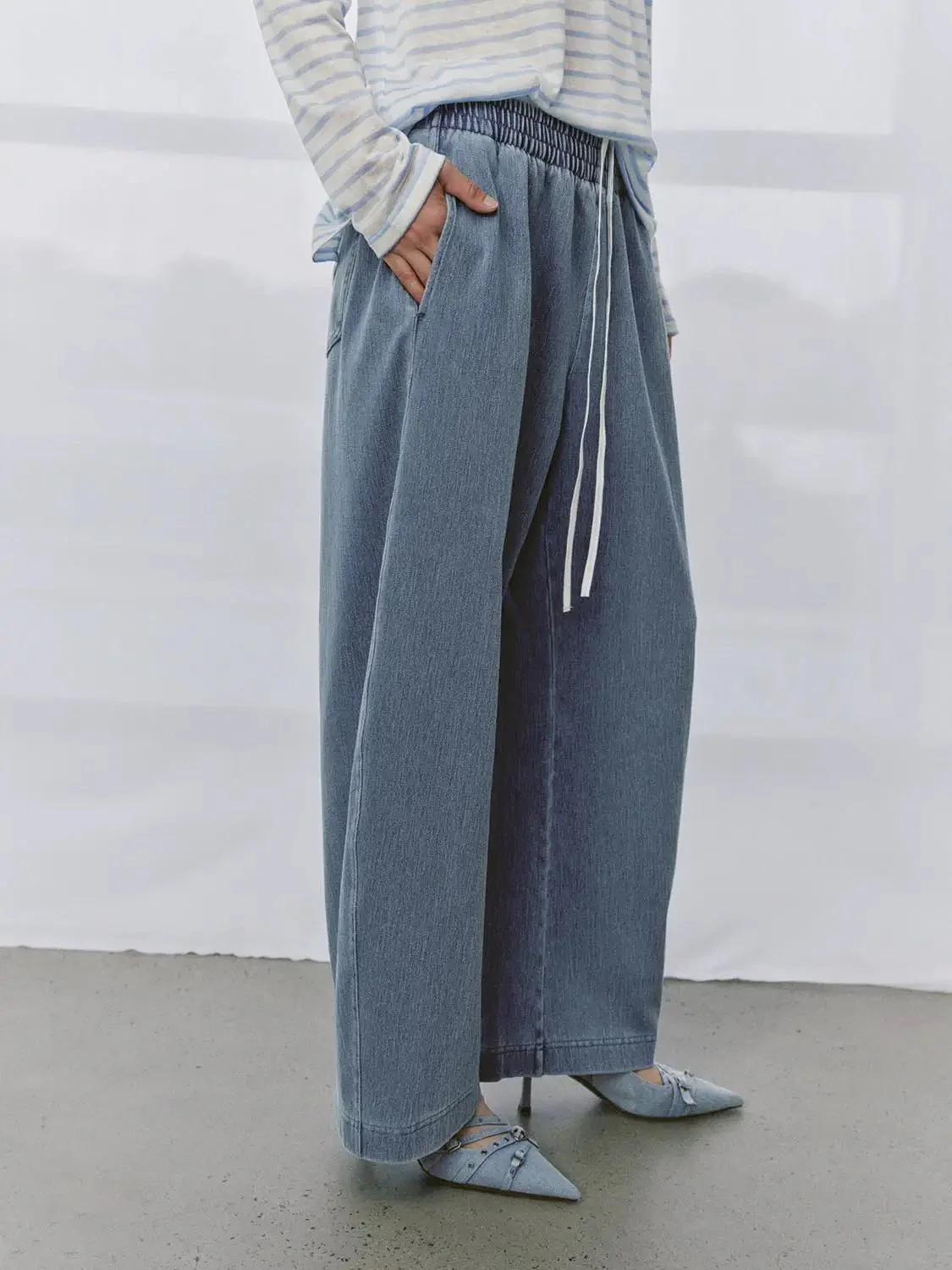 3610-contrast-trim-drawstring-pull-on-barrel-leg-jeans-3.webp Contrast Trim Drawstring Pull On Barrel Leg Jeans