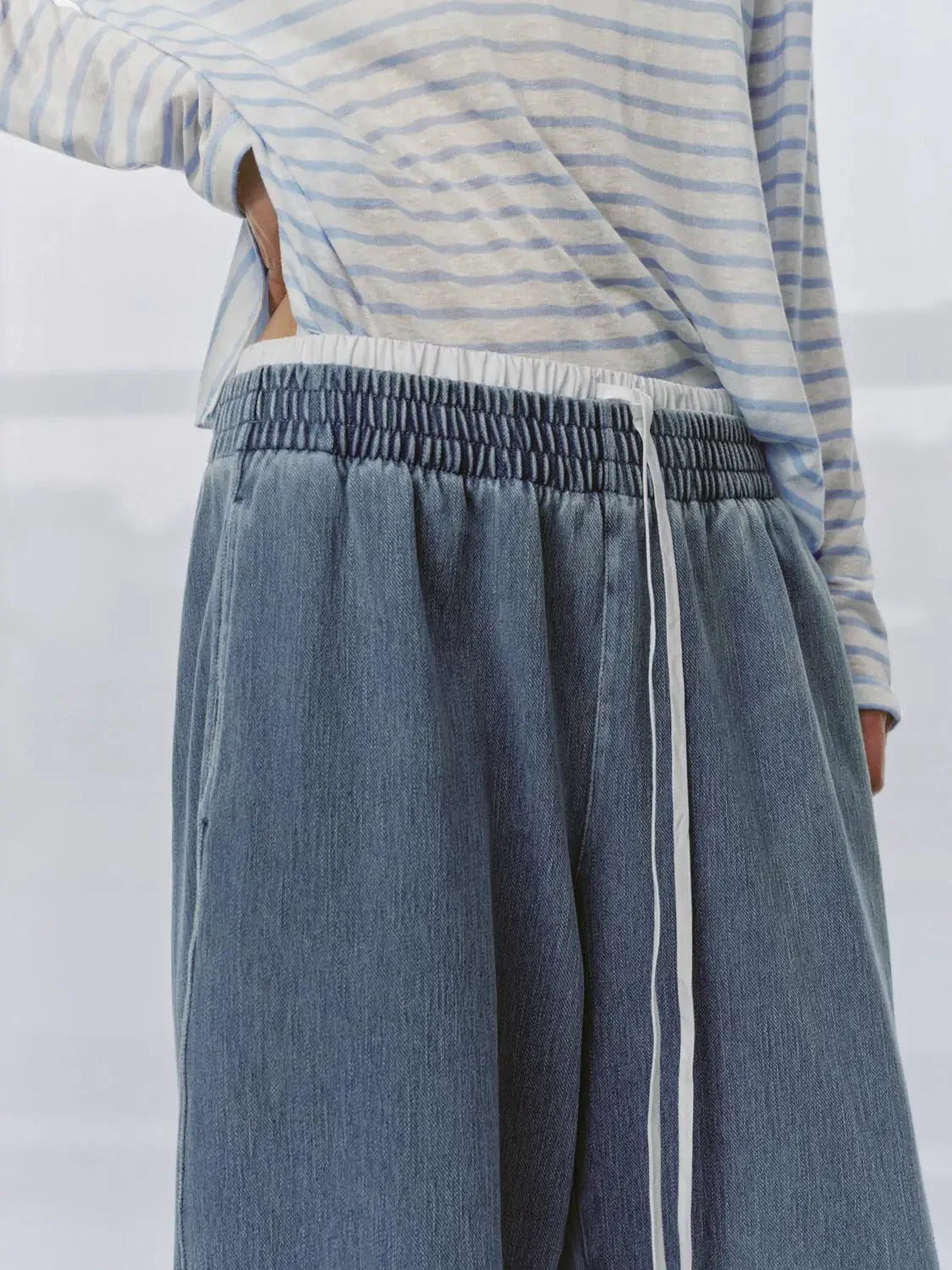 3610-contrast-trim-drawstring-pull-on-barrel-leg-jeans-5.webp Contrast Trim Drawstring Pull On Barrel Leg Jeans