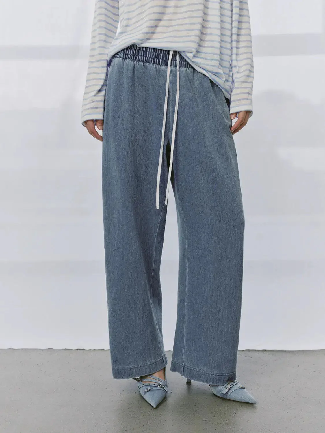 3610-contrast-trim-drawstring-pull-on-barrel-leg-jeans-9.webp Contrast Trim Drawstring Pull On Barrel Leg Jeans