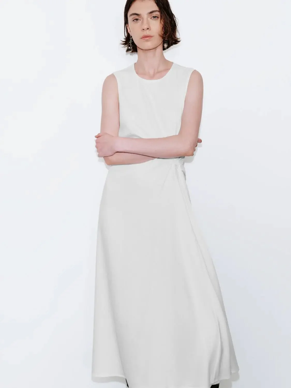 3641-crew-neck-sleeveless-draped-denim-midi-dresses-5.webp Crew Neck Sleeveless Draped Denim Midi Dresses