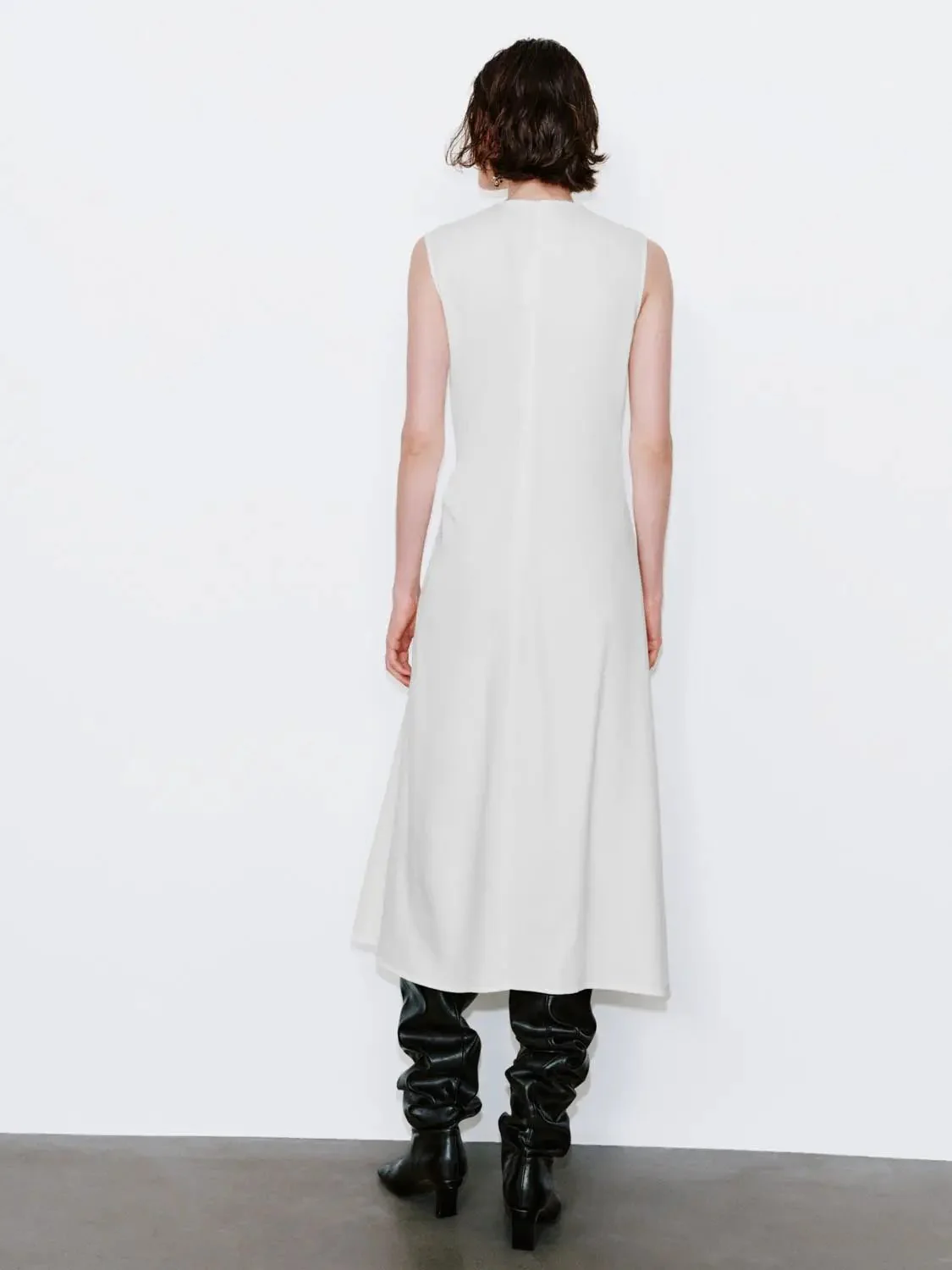 3641-crew-neck-sleeveless-draped-denim-midi-dresses-6.webp Crew Neck Sleeveless Draped Denim Midi Dresses