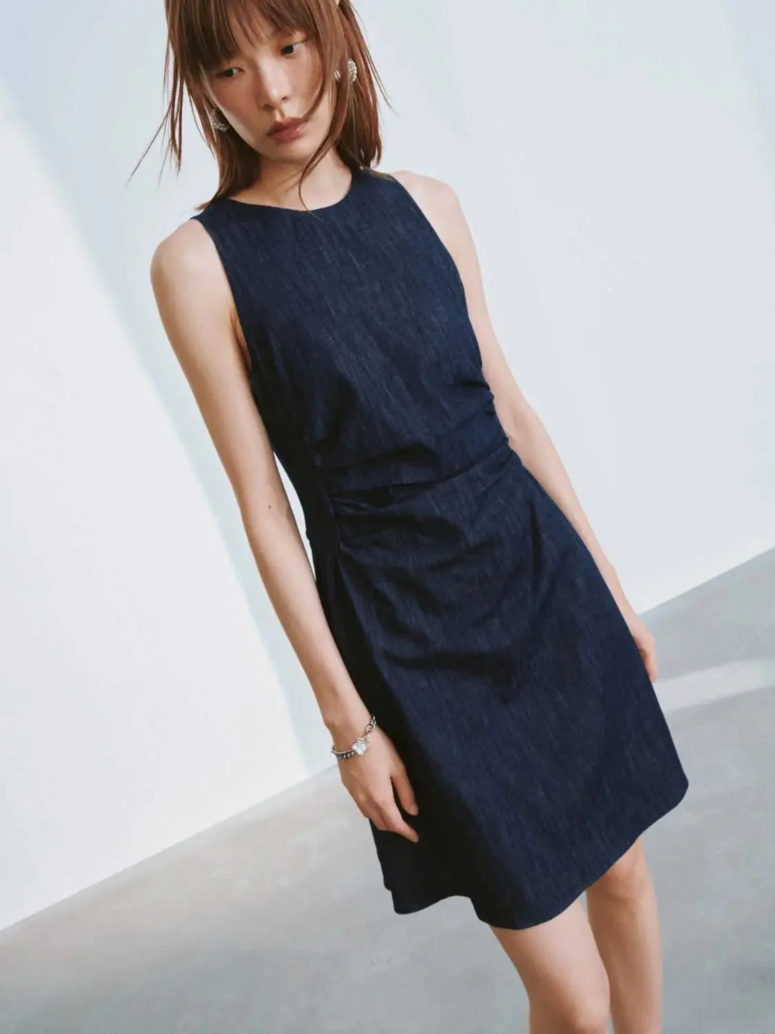 3733-sleeveless-ruched-waist-denim-midi-dresses-2.webp Sleeveless Ruched Waist Denim Midi Dresses
