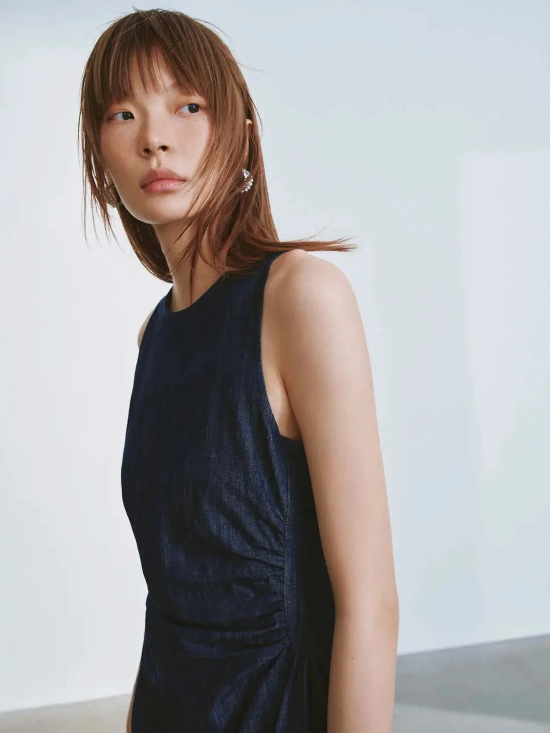3733-sleeveless-ruched-waist-denim-midi-dresses-3.webp Sleeveless Ruched Waist Denim Midi Dresses