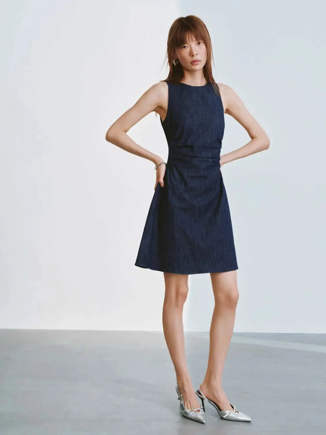3733-sleeveless-ruched-waist-denim-midi-dresses-4.webp Sleeveless Ruched Waist Denim Midi Dresses