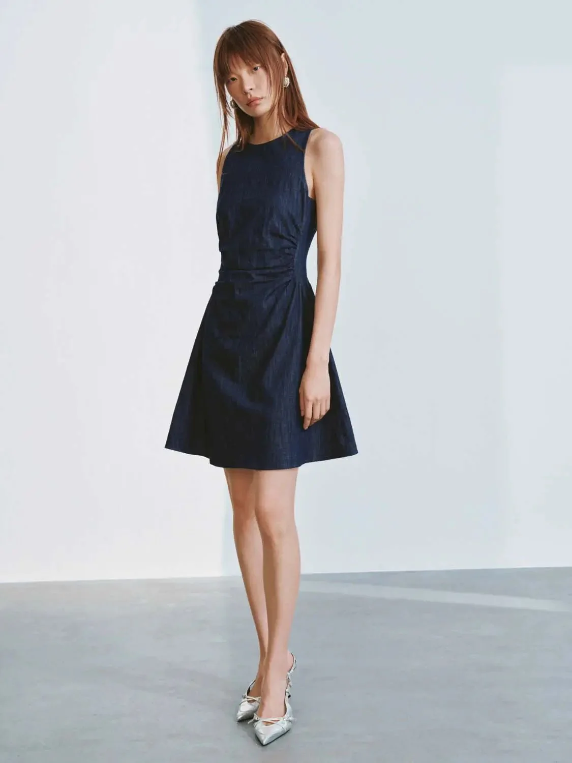 3733-sleeveless-ruched-waist-denim-midi-dresses-5.webp Sleeveless Ruched Waist Denim Midi Dresses