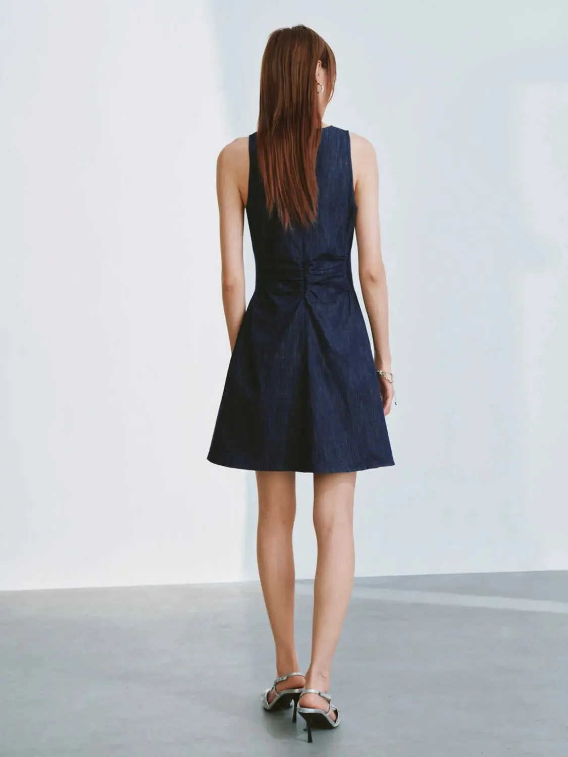 3733-sleeveless-ruched-waist-denim-midi-dresses-6.webp Sleeveless Ruched Waist Denim Midi Dresses
