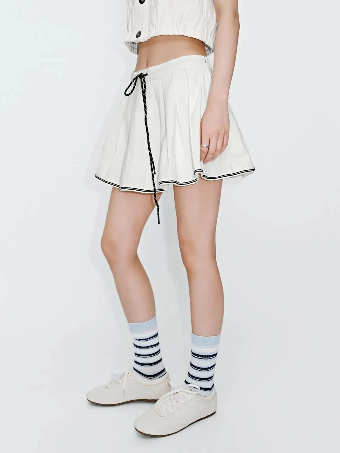 3791-contrast-trim-drawstring-pleated-denim-mini-skirts-3.webp Contrast Trim Drawstring Pleated Denim Mini Skirts