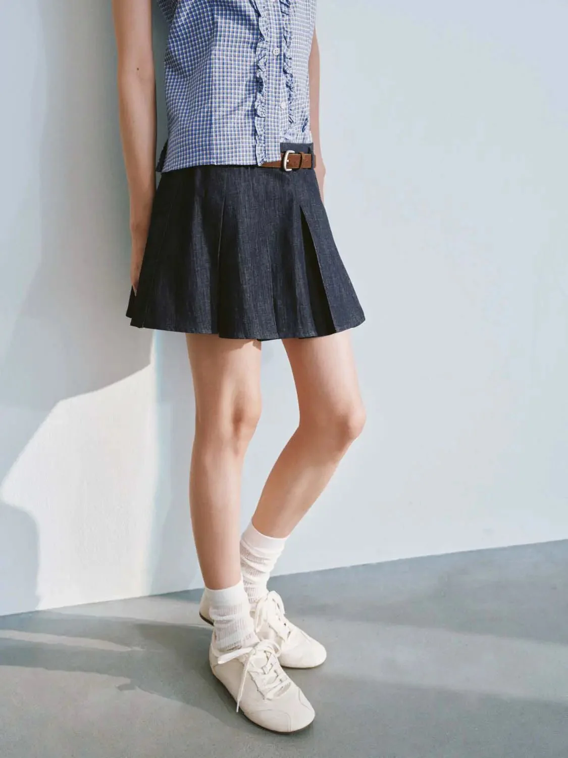 4110-contrast-trim-belted-pleated-denim-mini-skirts-3.webp Contrast Trim Belted Pleated Denim Mini Skirts