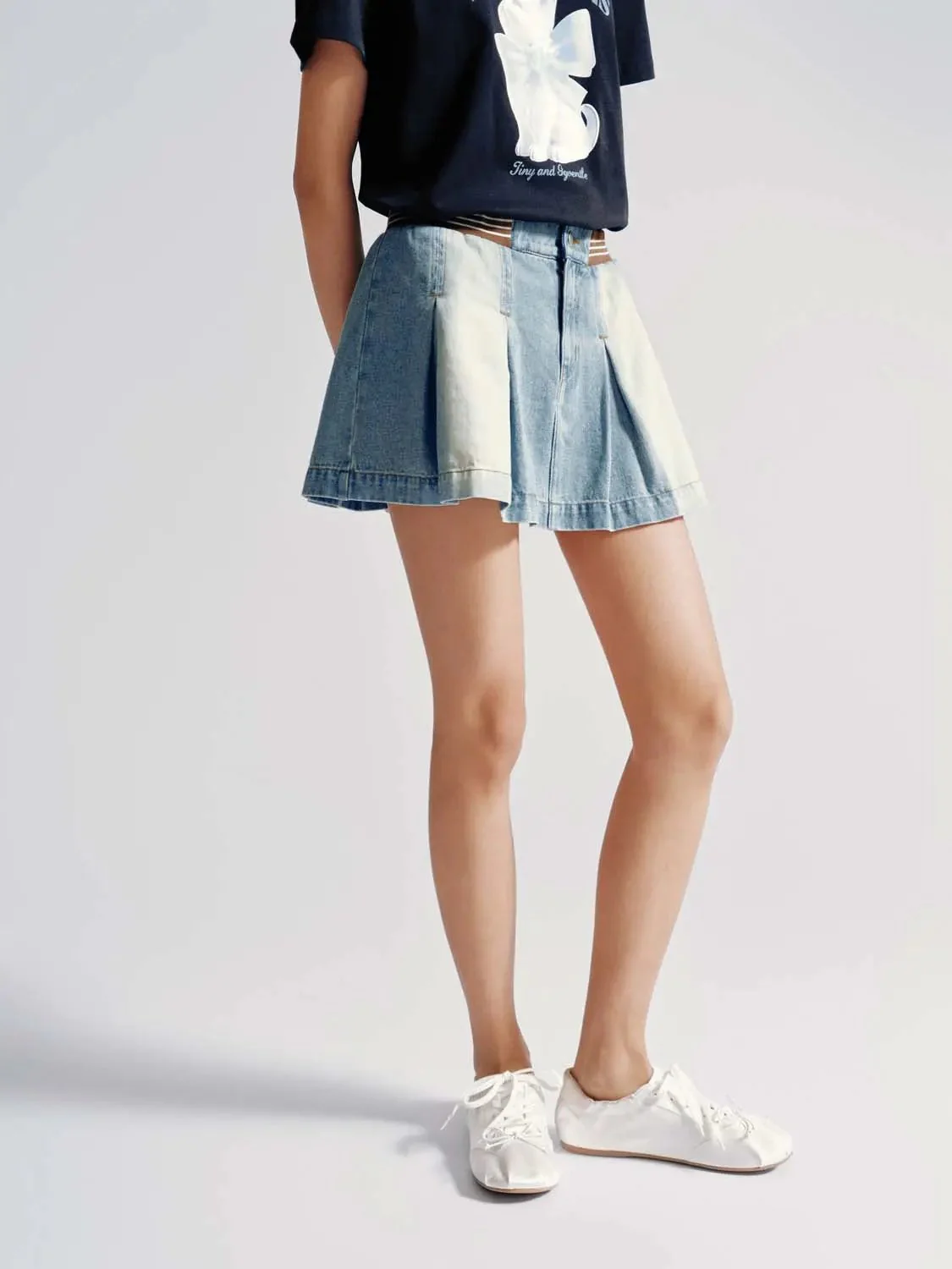4486-contrast-hem-pleated-mini-denim-skirts-7.webp Contrast Hem Pleated Mini Denim Skirts