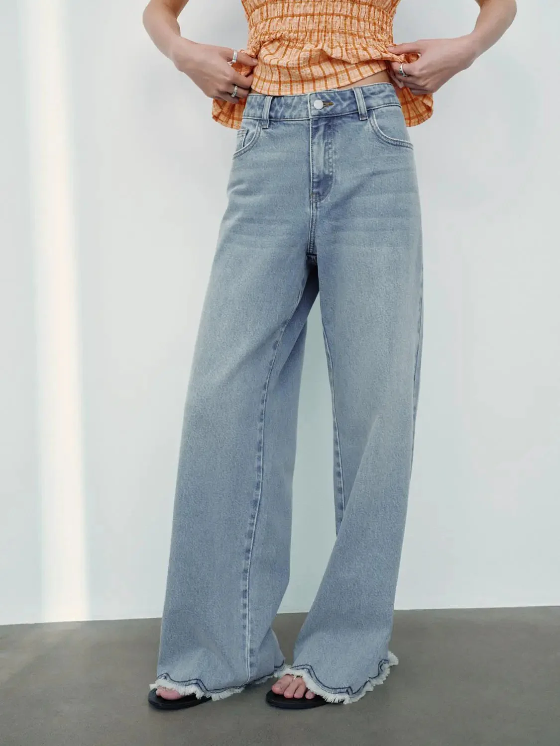 4670-cotton-wide-leg-raw-hem-high-rise-distressed-jeans-3.webp Cotton Wide Leg Raw Hem High Rise Distressed Jeans
