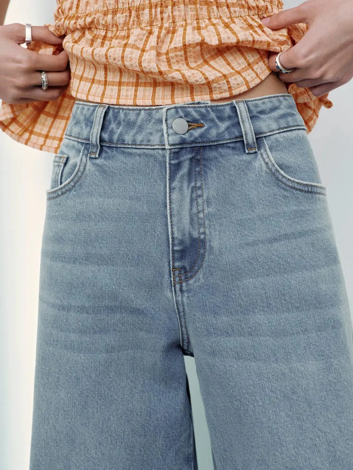 4670-cotton-wide-leg-raw-hem-high-rise-distressed-jeans-5.webp Cotton Wide Leg Raw Hem High Rise Distressed Jeans