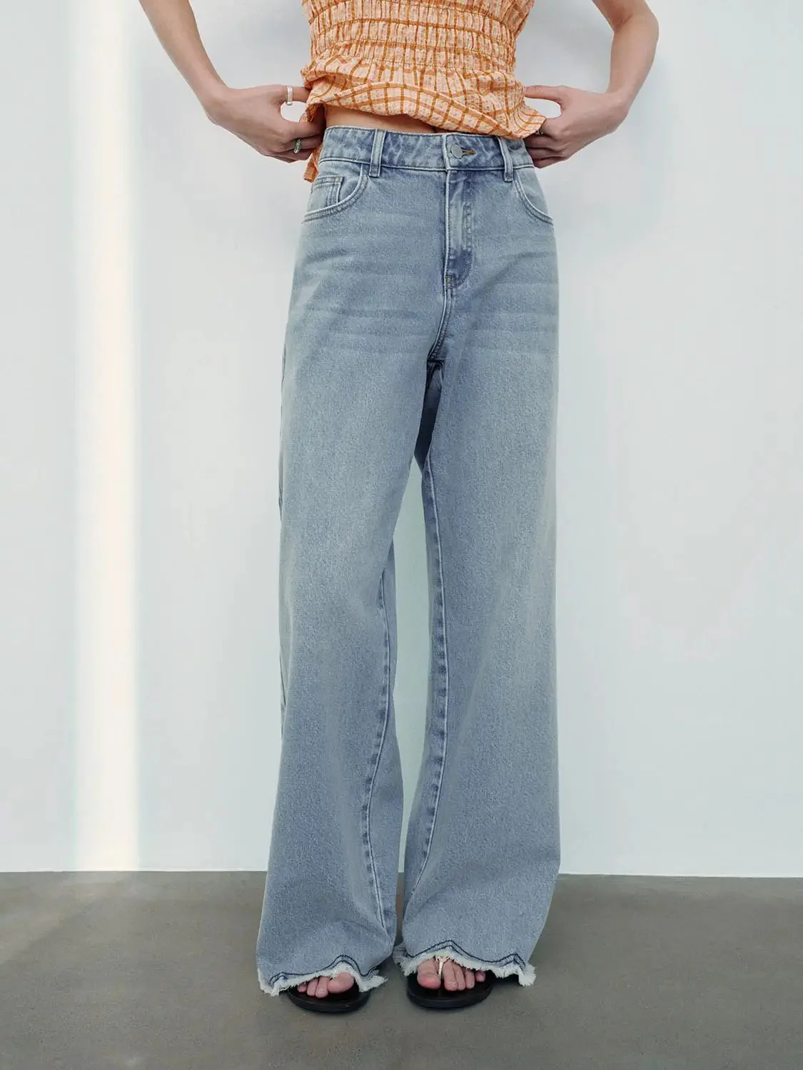 4670-cotton-wide-leg-raw-hem-high-rise-distressed-jeans-9.webp Cotton Wide Leg Raw Hem High Rise Distressed Jeans