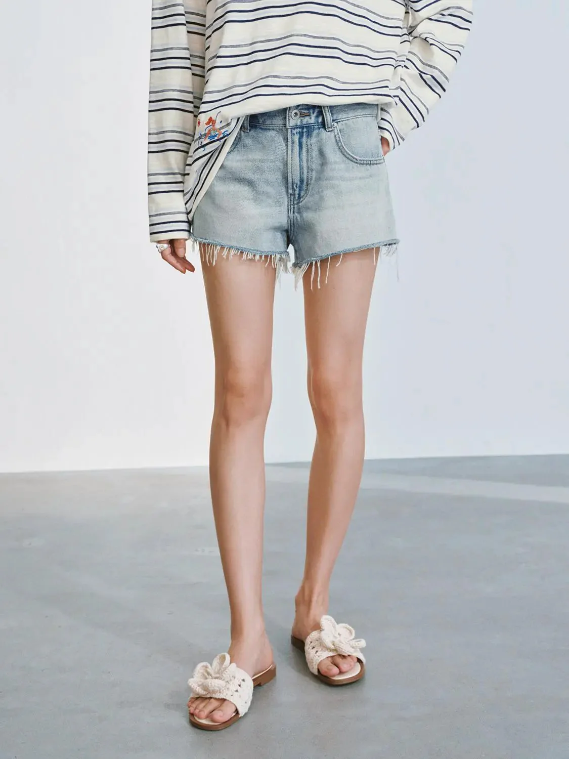 4724-cotton-denim-raw-hem-frayed-edge-distressed-shorts-1.webp Cotton Denim Raw Hem Frayed Edge Distressed Shorts