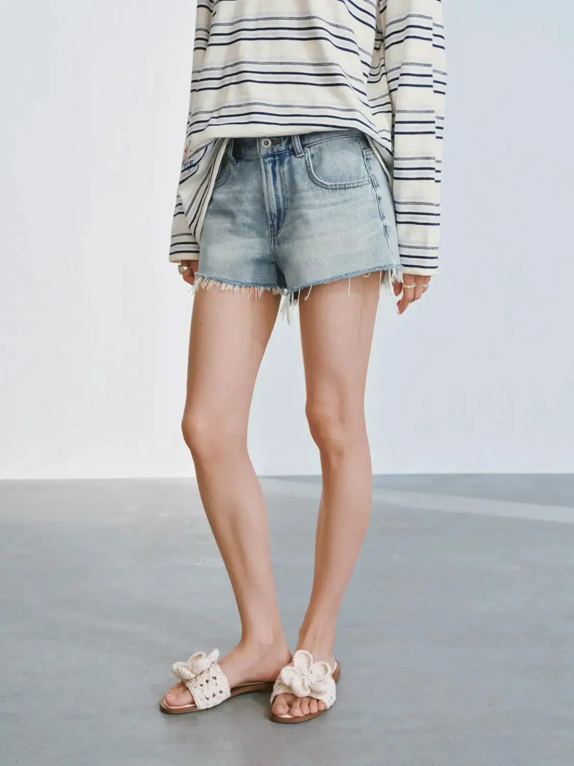 4724-cotton-denim-raw-hem-frayed-edge-distressed-shorts-3.webp Cotton Denim Raw Hem Frayed Edge Distressed Shorts