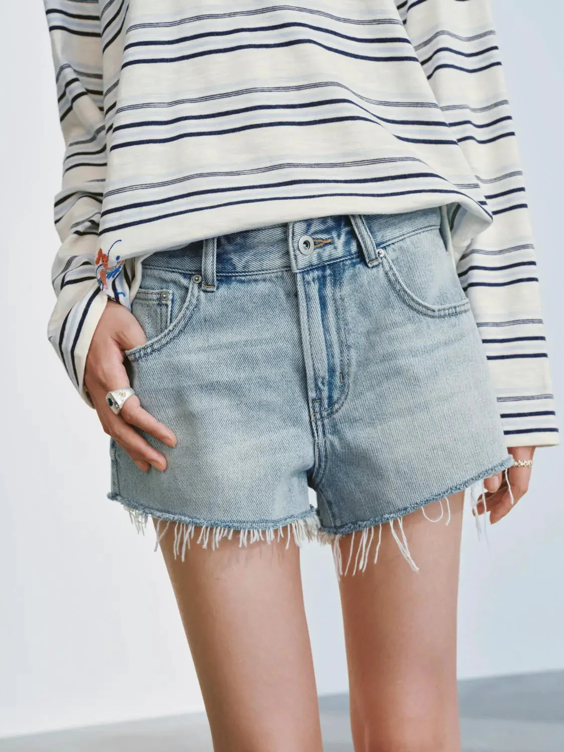 4724-cotton-denim-raw-hem-frayed-edge-distressed-shorts-5.webp Cotton Denim Raw Hem Frayed Edge Distressed Shorts