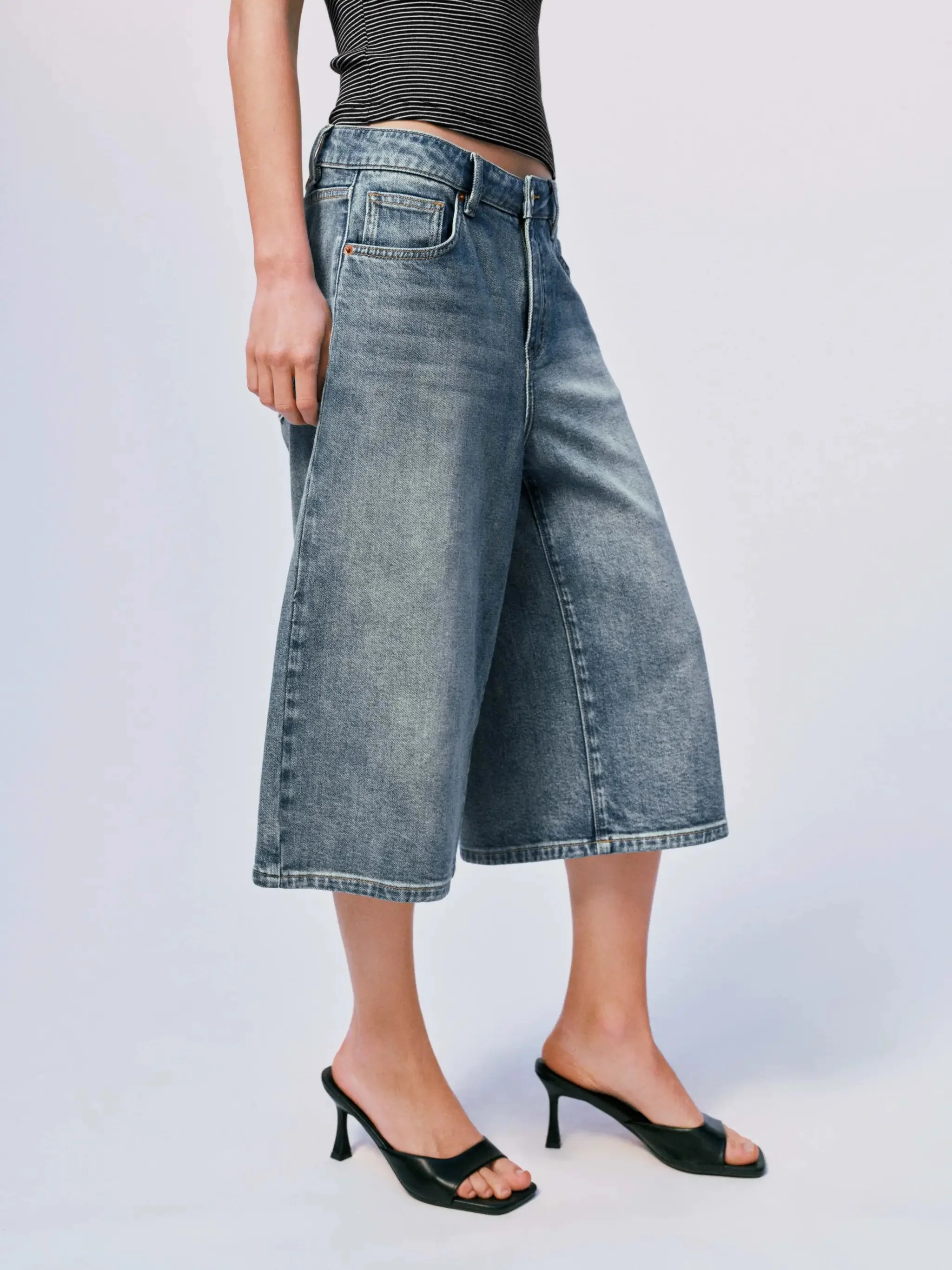 4824-washed-cropped-cotton-wide-leg-jeans-3.webp Washed Cropped Cotton Wide Leg Jeans